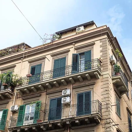 Apartment In Mit Moeblierter Terrasse Palermo